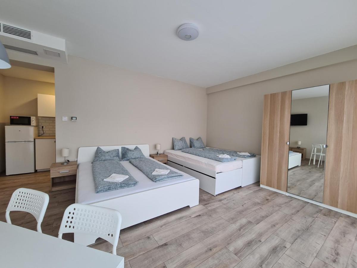 Oet Fenyo Apartmanhaz *